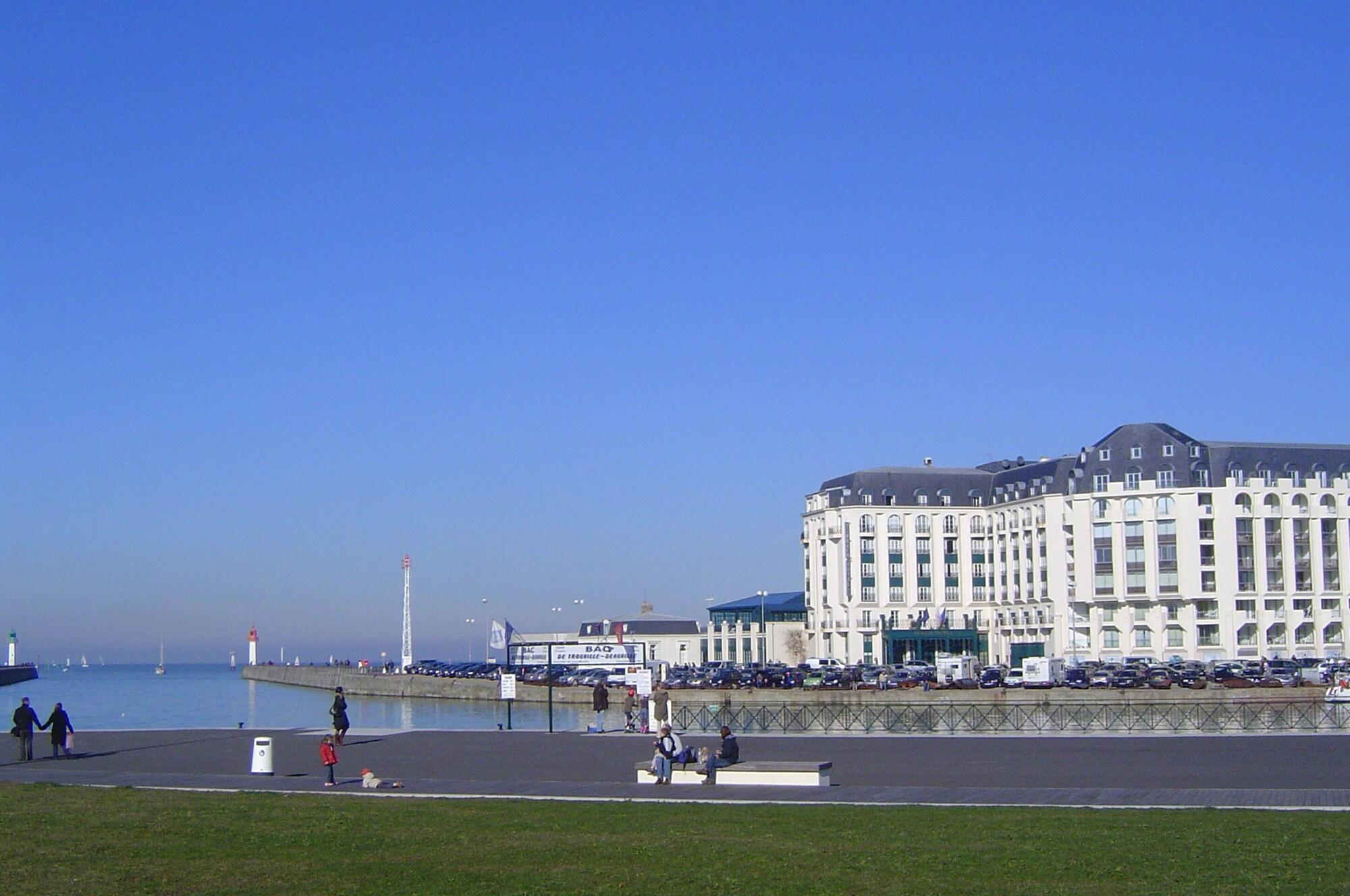 Sowell Residences Le Port Трувил сюр Мер Екстериор снимка